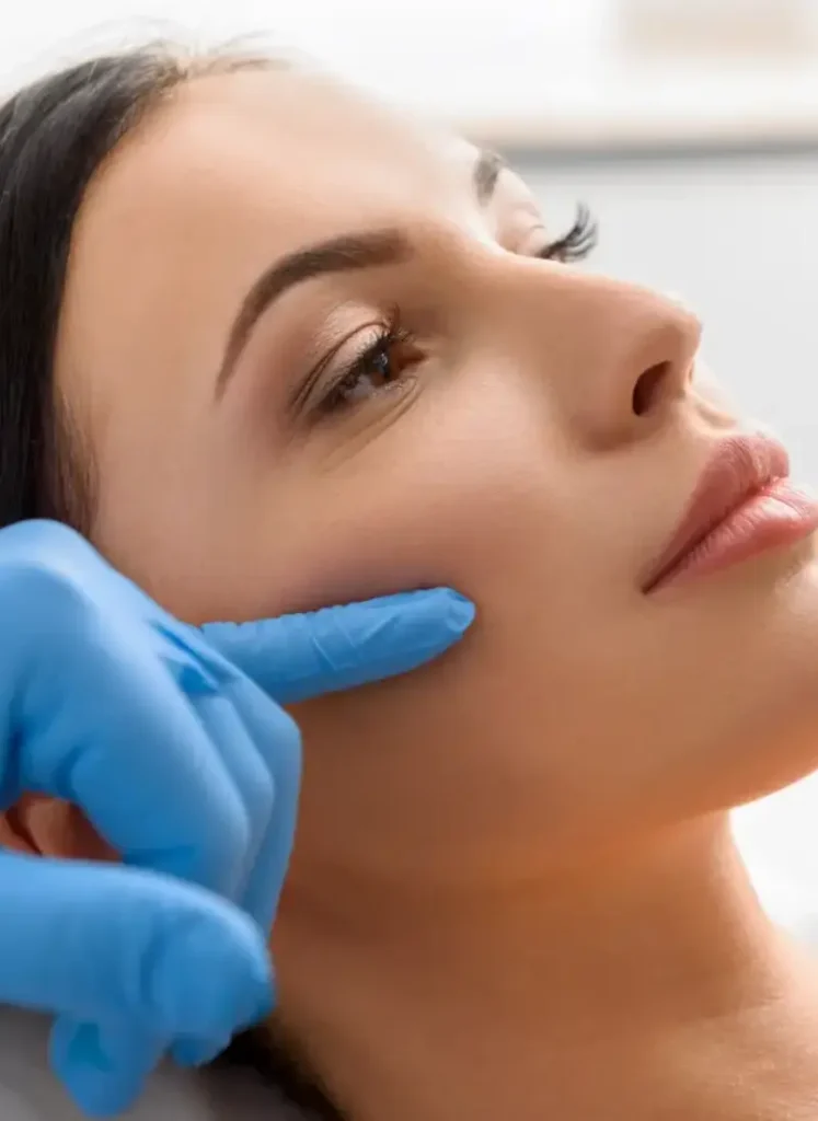 Mujer recibiendo un tratamiento de regeneración facial en nuestra clínica IMCEP